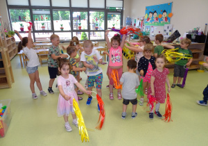 10 Dzieci tańczą z kolorowymi wstazkami